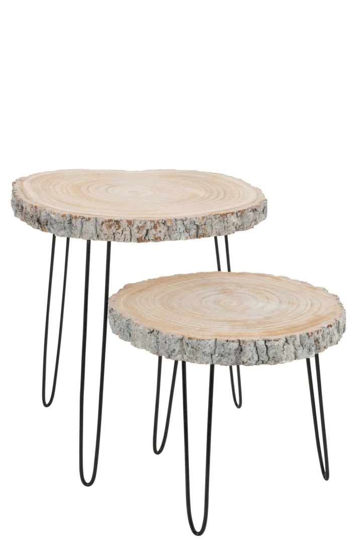 De Sidetable Paulowniahout/IJzer Grijs Gewassen Groot heeft een rustiek blad van naturel hout met schorsranden en drie zwarte metalen haarspeldpoten, waarbij de ene tafel iets hoger is en achter de andere geplaatst is.