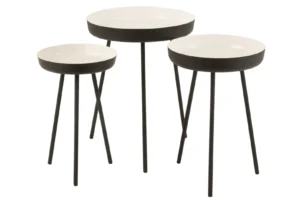 De Bijzettafel Zwart, Wit 52 x 58 CM bestaat uit drie moderne aluminium nesttafels met ronde witte bladen en zwarte taps toelopende driepootpoten, elk op een andere hoogte voor een verspringende, minimalistische look.