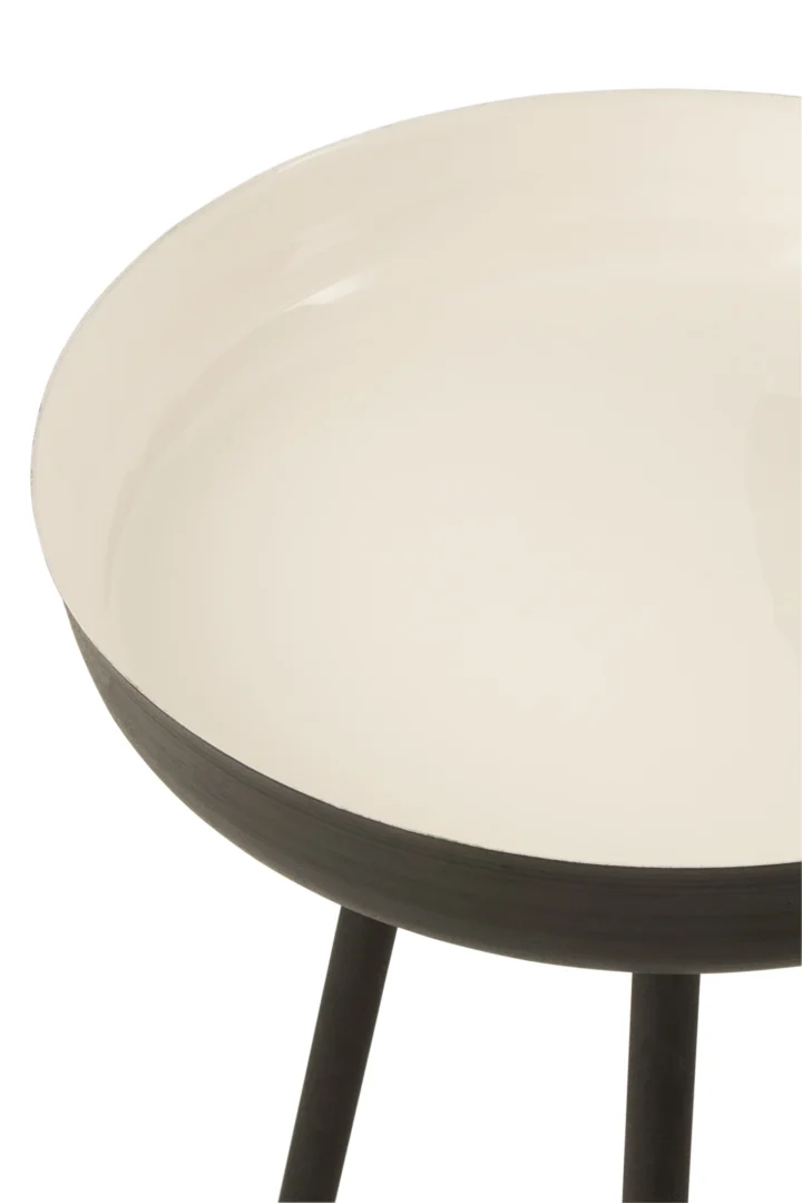 Een close-up van de Bijzettafel Zwart, Wit 52 x 58 CM-een ronde, ondiepe aluminium tafel met een crèmekleurig blad en donkere buitenrand, ondersteund door drie zwarte poten.