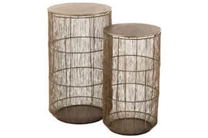 Een set van twee Bijzettafels, vierkant van bruin en goud aluminium, 41 x 72 cm. De ene tafel is hoger dan de andere, beide hebben een stevige metalen constructie voor een moderne look.