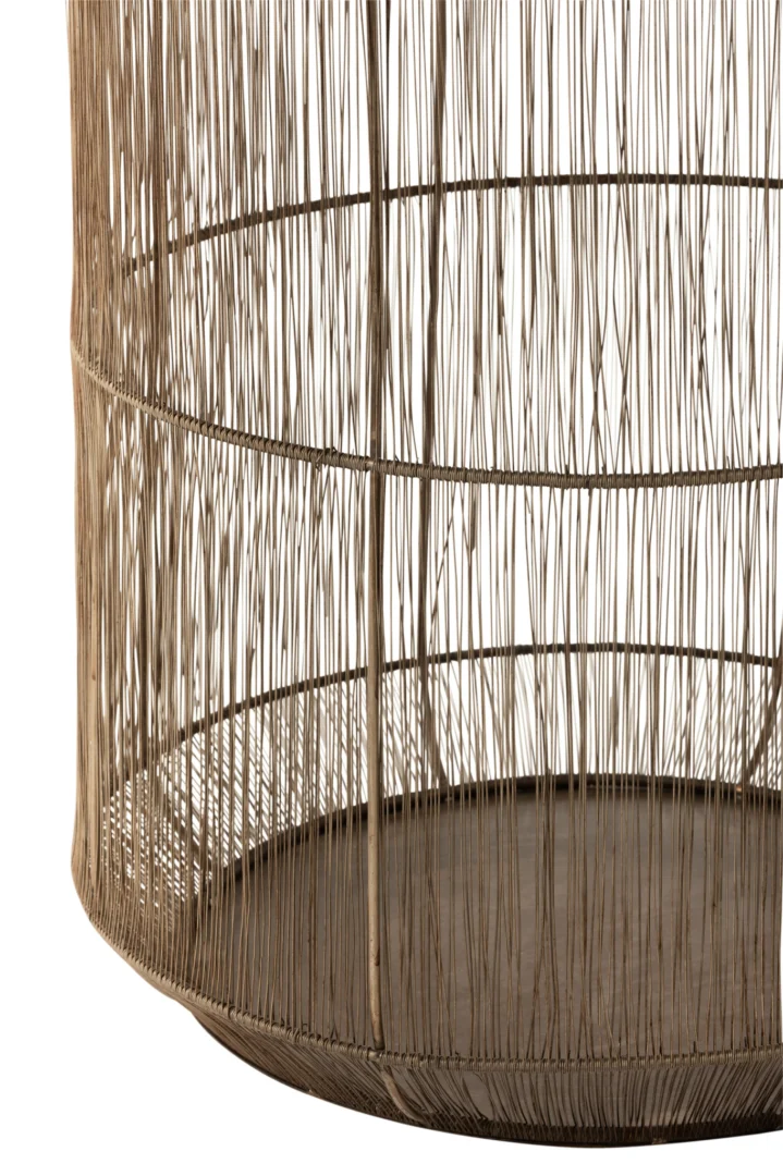 Een close-up van de Bijzettafel Bruin, Goud (41 x 72 cm), een vierkante aluminium bijzettafel met dunne verticale en horizontale draden en een solide basis, die een open, luchtige uitstraling creëert met licht dat schaduwen werpt door het frame.