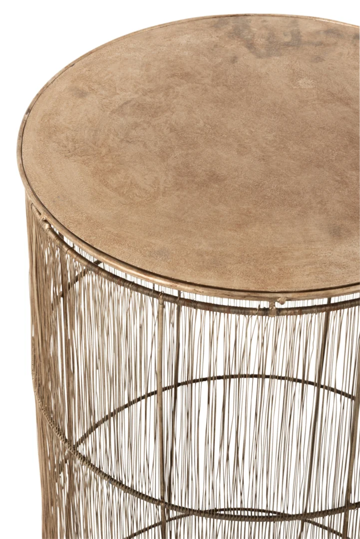 De Bijzettafel Bruin, Goud (41 x 72 CM) is een vierkante aluminium bijzettafel met een massief blad en een goudkleurig onderstel gemaakt van verticale metalen draden in een los cilindervormig ontwerp.