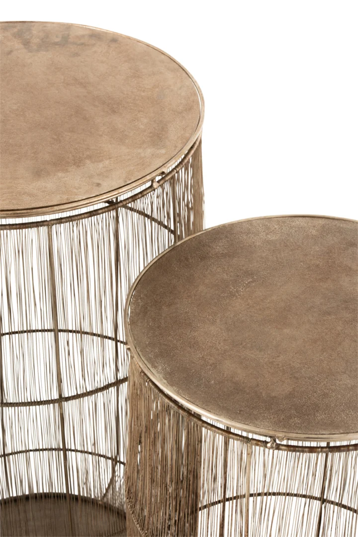 De Bijzettafel Bruin, Goud 41 x 72 CM is een moderne, minimalistische vierkante aluminium bijzettafel met metallic afwerking en dunne verticale stangen voor het onderstel.