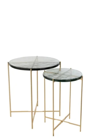 De Bijzettafel Goud 52 x 52 CM Ijzer bestaat uit twee ronde bijzettafels met licht marmeren bladen en slanke goudkleurige metalen poten, samen getoond op een witte achtergrond. De grotere tafel staat iets hoger dan de kleinere.