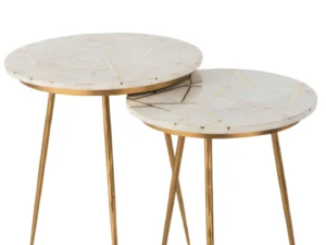 De Bijzettafel Ivoor, Goud 41 x 46 CM Marmer set bestaat uit twee ronde bijzettafels met wit marmeren bladen geaccentueerd door gouden geometrische lijnen en drie slanke gouden metalen poten; de ene tafel is iets groter en hoger dan de andere.
