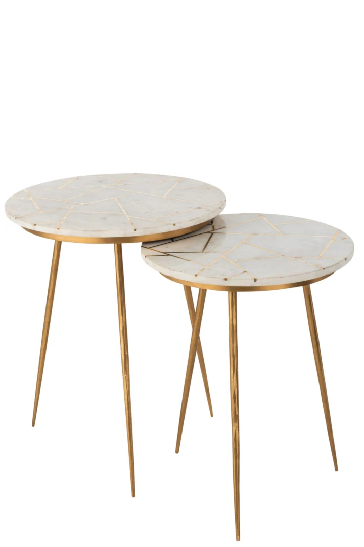 De Bijzettafel Ivoor, Goud 41 x 46 CM Marmer set bestaat uit twee ronde bijzettafels met wit marmeren bladen geaccentueerd door gouden geometrische lijnen en drie slanke gouden metalen poten; de ene tafel is iets groter en hoger dan de andere.