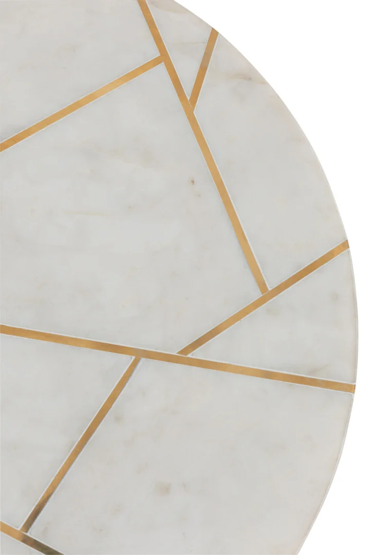 De Bijzettafel Ivoor, Goud 41 x 46 CM Marmer heeft een rond wit marmeren blad met dunne gouden diagonale lijnen die een elegant geometrisch patroon vormen.