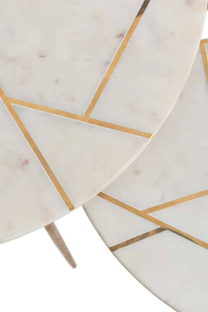 Close-up van twee Bijzettafel Ivoor, Goud 41 x 46 CM marmeren tafelbladen met gouden geometrische inleg, gedeeltelijk overlappend.