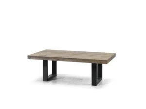 De Salontafel 135 x 75 CM Rechthoek is een rechthoekige houten salontafel met een dik blad en twee brede zwarte metalen poten, afgebeeld op een witte achtergrond.