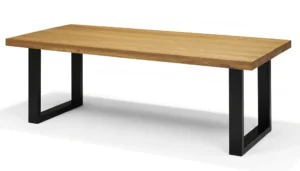 De UBER Eettafel 220X100 Eiken Dessert 6CM is een moderne rechthoekige tafel met een dik blad van licht eikenhout en twee rechthoekige poten van zwart metaal, afgebeeld tegen een witte achtergrond.