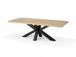 De EETK STENVAD 220X100 EIKEN 6CM EIKEN DESSERT is een moderne rechthoekige eettafel met een licht eiken tafelblad en een zwart metalen onderstel met hoekige, kruisende poten.
