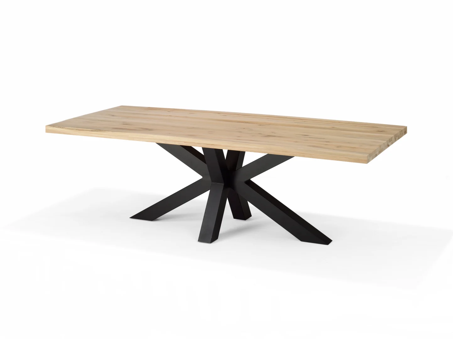 De EETK STENVAD 220X100 EIKEN 6CM EIKEN DESSERT is een moderne rechthoekige eettafel met een licht eiken tafelblad en een zwart metalen onderstel met hoekige, kruisende poten.