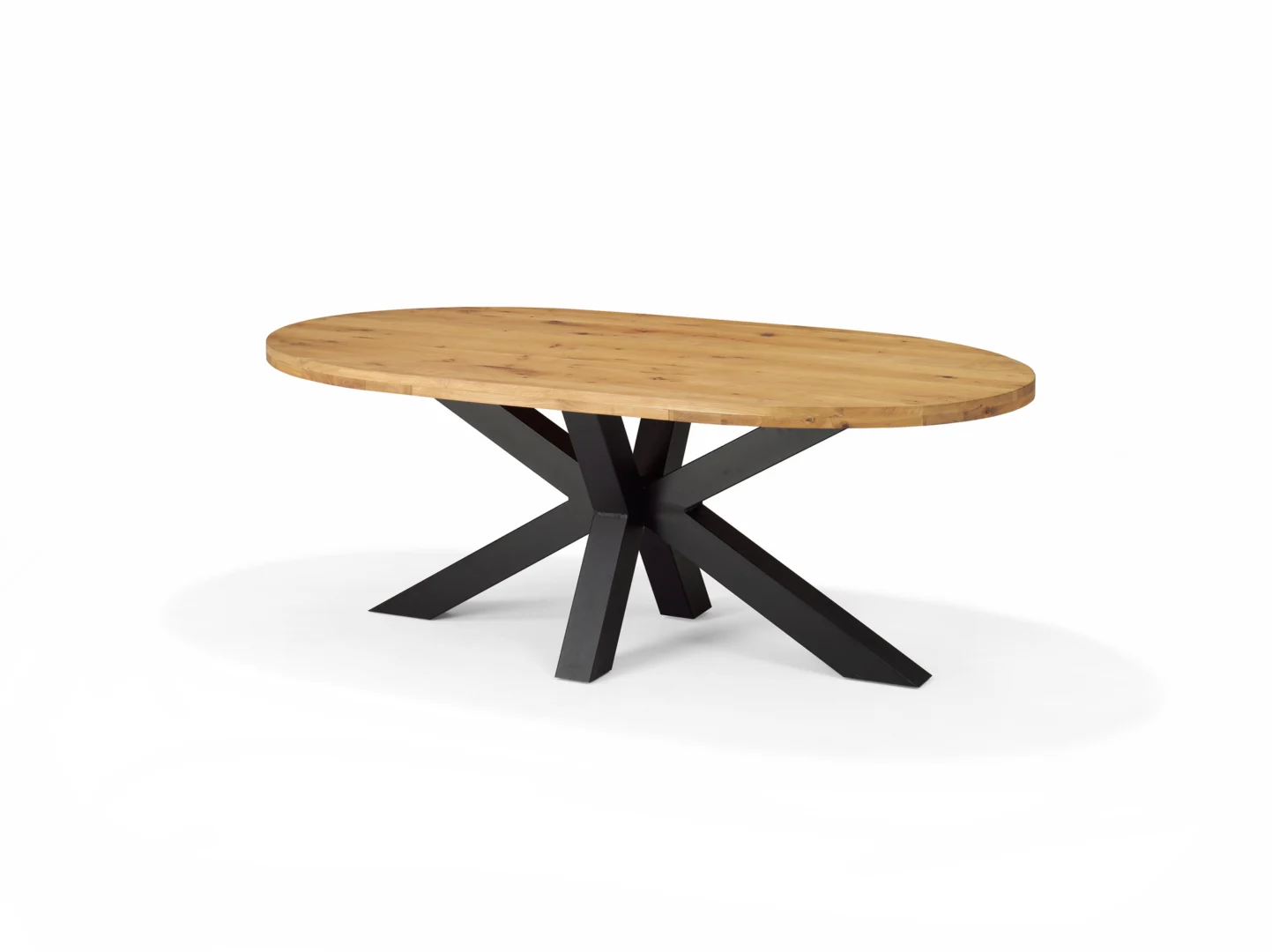 De EETK STENVAD 210X100 EIKEN OVAAL DESSERT is een ovale houten tafel met een lichtbruin blad en zwarte metalen poten tegen een effen witte achtergrond.