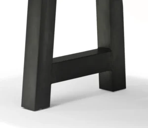 Close-up van het onderste deel van het FRAME HIP -H-LEG 120X120X74 VINTAGE BLACK met rechthoekige, vintage zwarte poten verbonden door een horizontale steunbalk aan de onderkant, tegen een effen witte achtergrond.