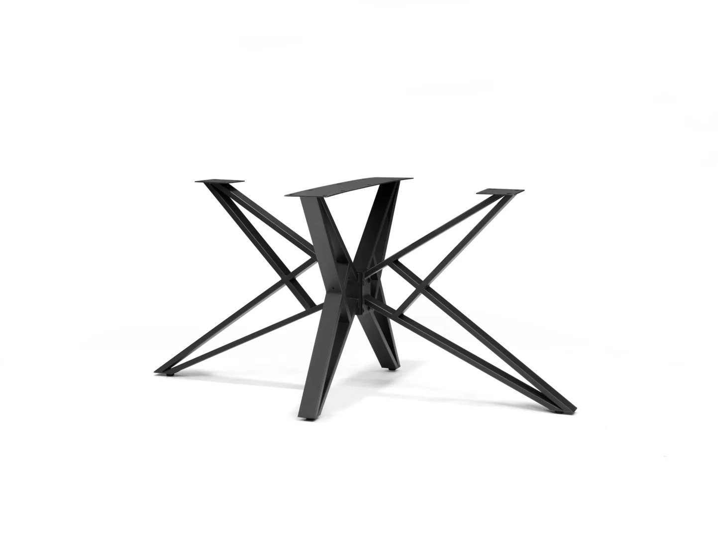 De Luna Onderstel Eetkamertafel Zwart Metaal is een modern zwart metalen tafelonderstel met een geometrisch, hoekig ontwerp en vier naar buiten stekende poten, afgebeeld tegen een effen witte achtergrond.