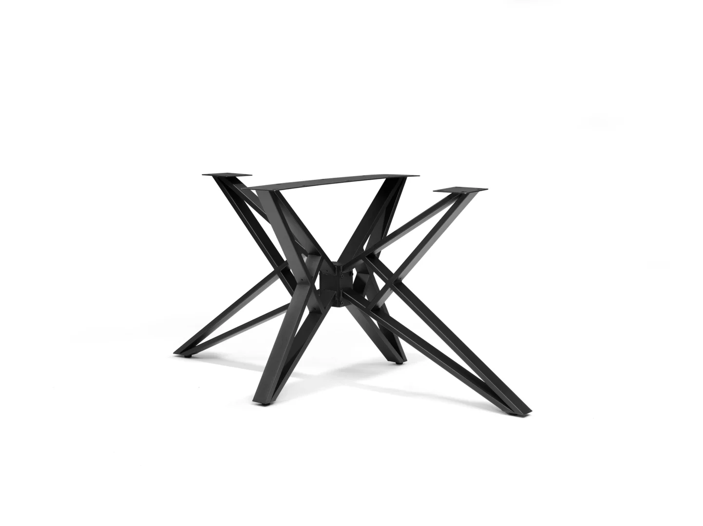 De Luna Onderstel Eetkamertafel Zwart Metaal is een modern zwart metalen tafelonderstel met elkaar kruisende schuine poten in een X-vormig geometrisch ontwerp, afgebeeld op een witte achtergrond.