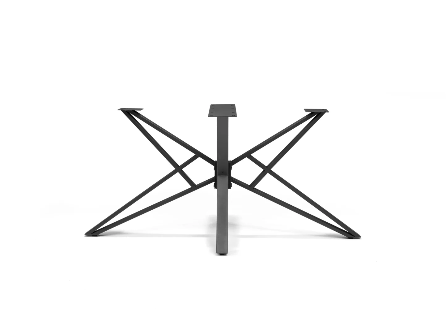 De Luna Onderstel Eetkamertafel Zwart Metaal heeft een modern, geometrisch zwart metalen onderstel met vier schuine poten en kruisende steunbalken, tegen een effen witte achtergrond.