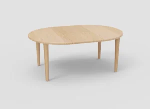 De SENTO TAFEL Ø130/186 E02M is een lichthouten ovale eettafel met vier rechte poten tegen een effen witte achtergrond.