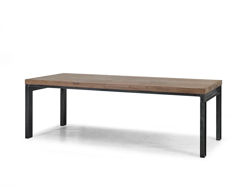 De Eettafel Herning Dessert - 180x100 is een rechthoekige tafel met een houten blad en zwarte metalen poten tegen een effen witte achtergrond.