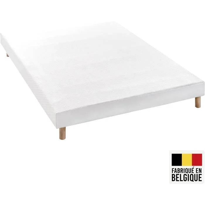 Witte boxspring met houten poten op een witte achtergrond. De boxspring is een tweepersoons model, gefabriceerd in België.