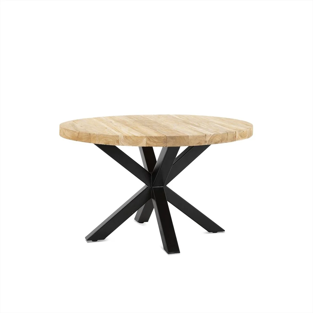 De Salontafel Zwart is een ronde teakhouten tafel met een licht blad en een zwart metalen onderstel met vier elkaar kruisende schuine poten.