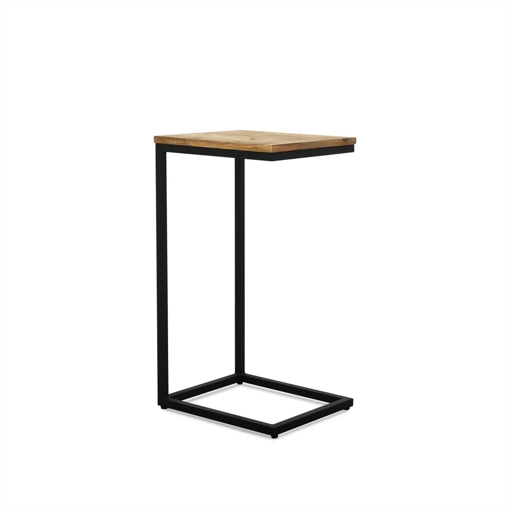 De Banktafel Rya Set von 2 bestaat uit moderne C-vormige bijzettafels met zwarte metalen frames en rechthoekige houten bladen, tegen een effen witte achtergrond.