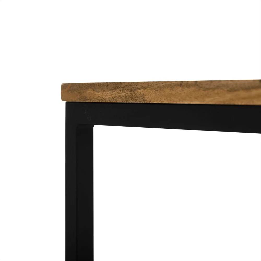 Close-up van de Banktafel Rya Set von 2, met een houten tafelblad en zwart metalen frame, tegen een effen witte achtergrond.