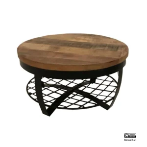 De Salontafel Zwart 65 x 65 CM is een ronde salontafel met een houten blad, zwarte metalen poten en een metalen opbergplank aan de onderkant.