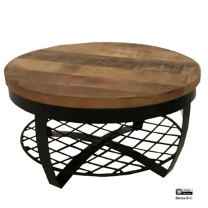 De Salontafel Zwart (90 x 90 cm) is een ronde salontafel met een houten blad, een zwart metalen frame en een onderste metalen roosterplank, die een industriële stijl uitstraalt door de combinatie van hout en metalen elementen.