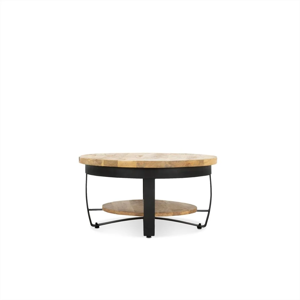 De Salontafel Zwart is een moderne, minimalistische vierkante salontafel (65 x 65 cm) met een houten blad, onderste plank en stevige zwarte metalen poten, afgebeeld tegen een effen witte achtergrond.