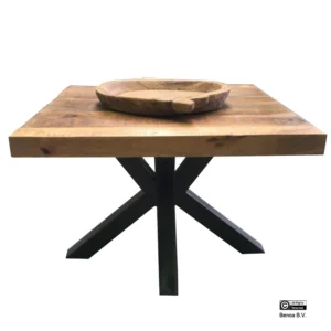 De Salontafel 60 x 60 CM Vierkant Mangohout is een vierkante houten tafel met een dik blad en zwarte metalen kruispoten, met daarop een rustiek houten dienblad. De achtergrond is effen wit.