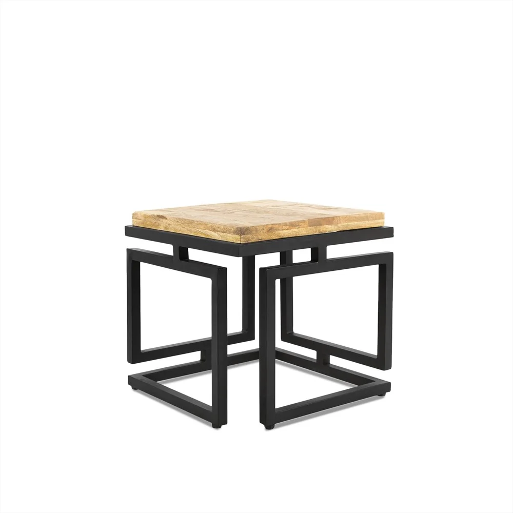 De Salontafel 45 x 45 CM Vierkant is een moderne vierkante bijzettafel met een licht houten blad en een zwart metalen geometrisch onderstel, tegen een effen witte achtergrond.