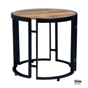 De Salontafel Rond Mangohout Organisch heeft een rond blad van licht mangohout en een modern zwart metalen geometrisch open frame voor een strakke, minimalistische uitstraling.