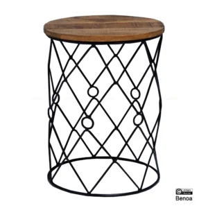 De Sidetable Rond 40 is een compacte ronde bijzettafel met een houten blad en een open zwart metalen onderstel, met een kriskras geometrisch patroon met ronde accenten.