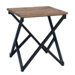 De Sidetable met Diagonaal Onderstel heeft een vierkant houten blad in lichtbruin en zwarte metalen poten met een X-vormig ontwerp aan elke kant.