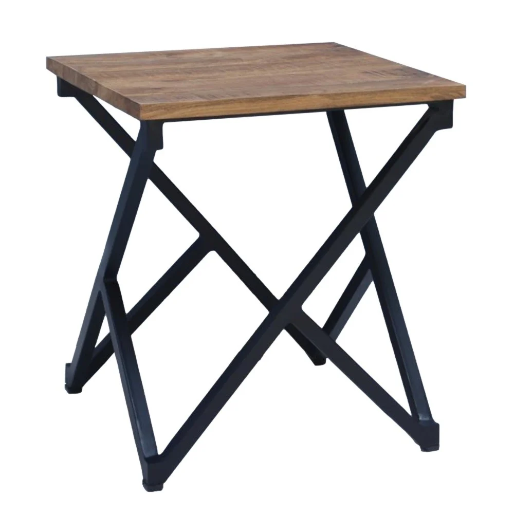 De Sidetable met Diagonaal Onderstel heeft een vierkant houten blad in lichtbruin en zwarte metalen poten met een X-vormig ontwerp aan elke kant.