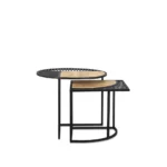 De Salontafel 45 x 45 x 43 CM set bestaat uit twee minimalistische nesttafels met zwarte metalen frames en halfronde houten bladen. De kleinere tafel schuift gedeeltelijk onder de grotere, waardoor een modern geometrisch ontwerp zichtbaar wordt.