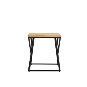 De Sidetable Kai heeft een rechthoekig houten blad en poten met een zwart metalen frame met een hoekig, geometrisch ontwerp, gecentreerd op een witte achtergrond.