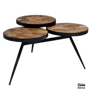 De Salontafel Rond Mangohout Opbergvak is een moderne salontafel met drie ronde mangohouten tafelbladen op verschillende hoogtes met een patchworkpatroon, allemaal ondersteund door zwarte metalen poten voor een unieke, eigentijdse stijl.