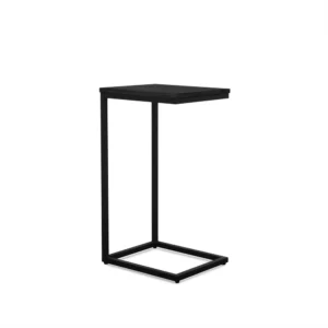 De Banktafel Zwart Rya Set van 2 heeft moderne zwarte C-vormige bijzettafels met platte vierkante bladen en minimalistische metalen frames, ontworpen om onder banken of stoelen te schuiven voor het gemak, tegen een witte achtergrond.