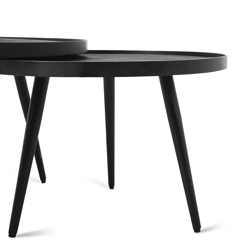 Twee Salontafel Zwart 76 x 44 CM Rond tafels met slanke, ronde zwarte bladen en slanke, taps toelopende poten staan naast elkaar, gedeeltelijk overlappend tegen een witte achtergrond, wat hun minimalistische ontwerp benadrukt.
