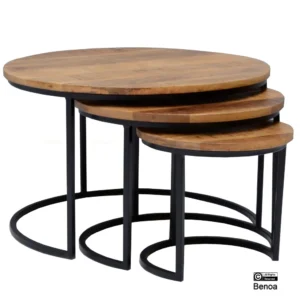 De Salontafel 67 x 42 CM Vierkant is een set vierkante nesttafels met houten bladen en zwarte metalen halfronde poten, ontworpen om netjes onder elkaar te passen als ze kleiner worden.