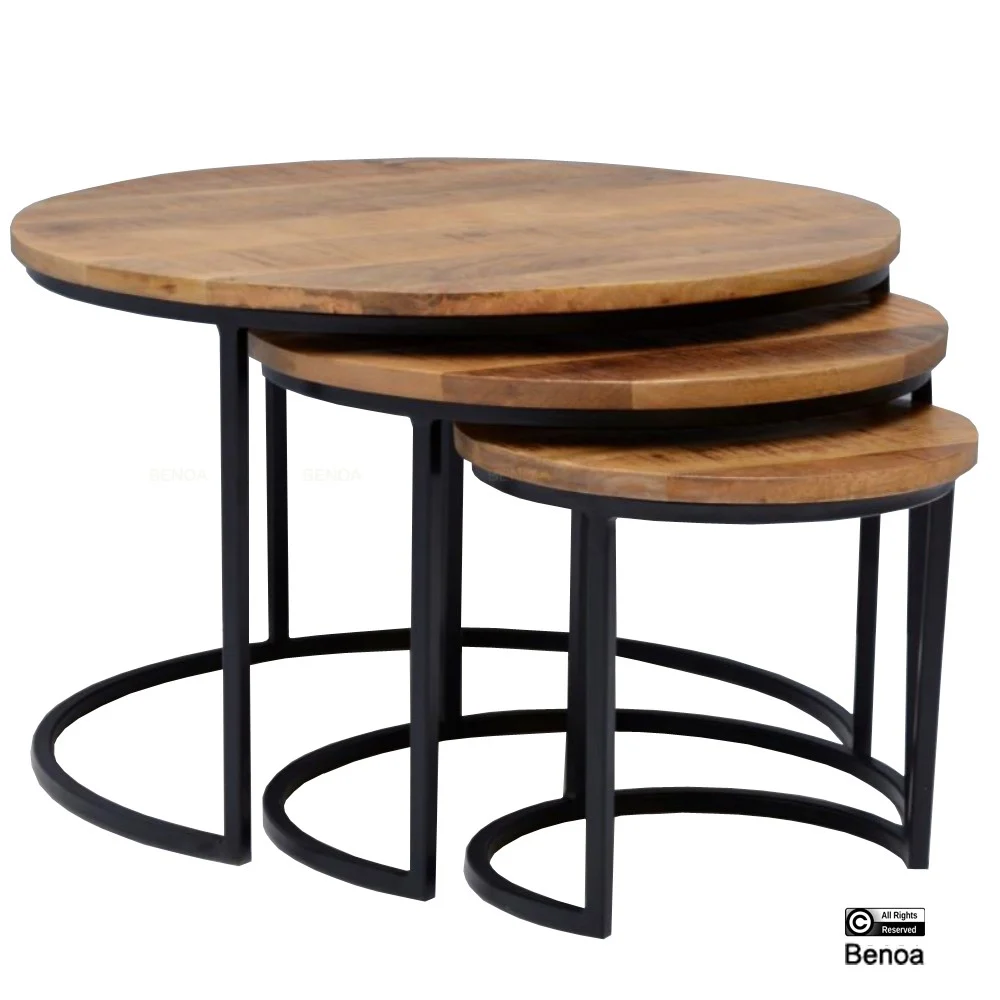 De Salontafel 67 x 42 CM Vierkant is een set vierkante nesttafels met houten bladen en zwarte metalen halfronde poten, ontworpen om netjes onder elkaar te passen als ze kleiner worden.