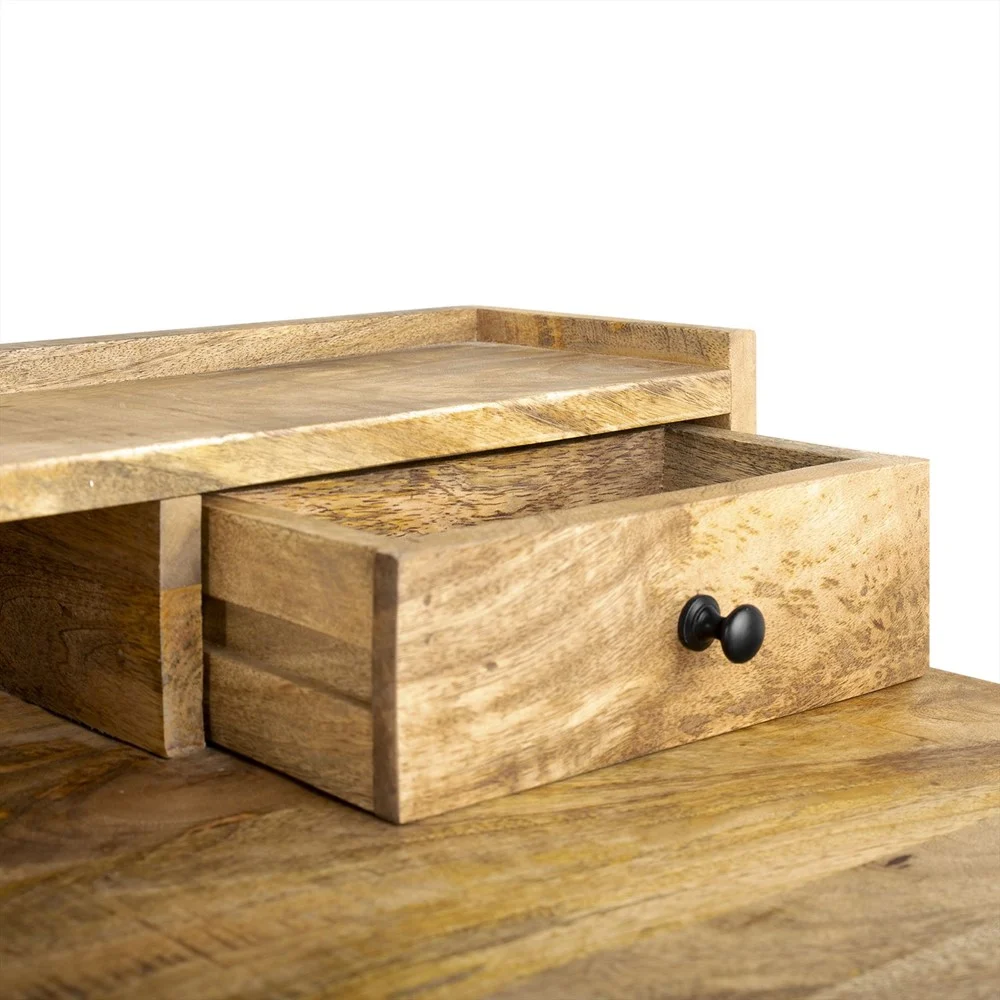 Ruimtebesparend bureau met 2 laden. Houten bureau detailopname.