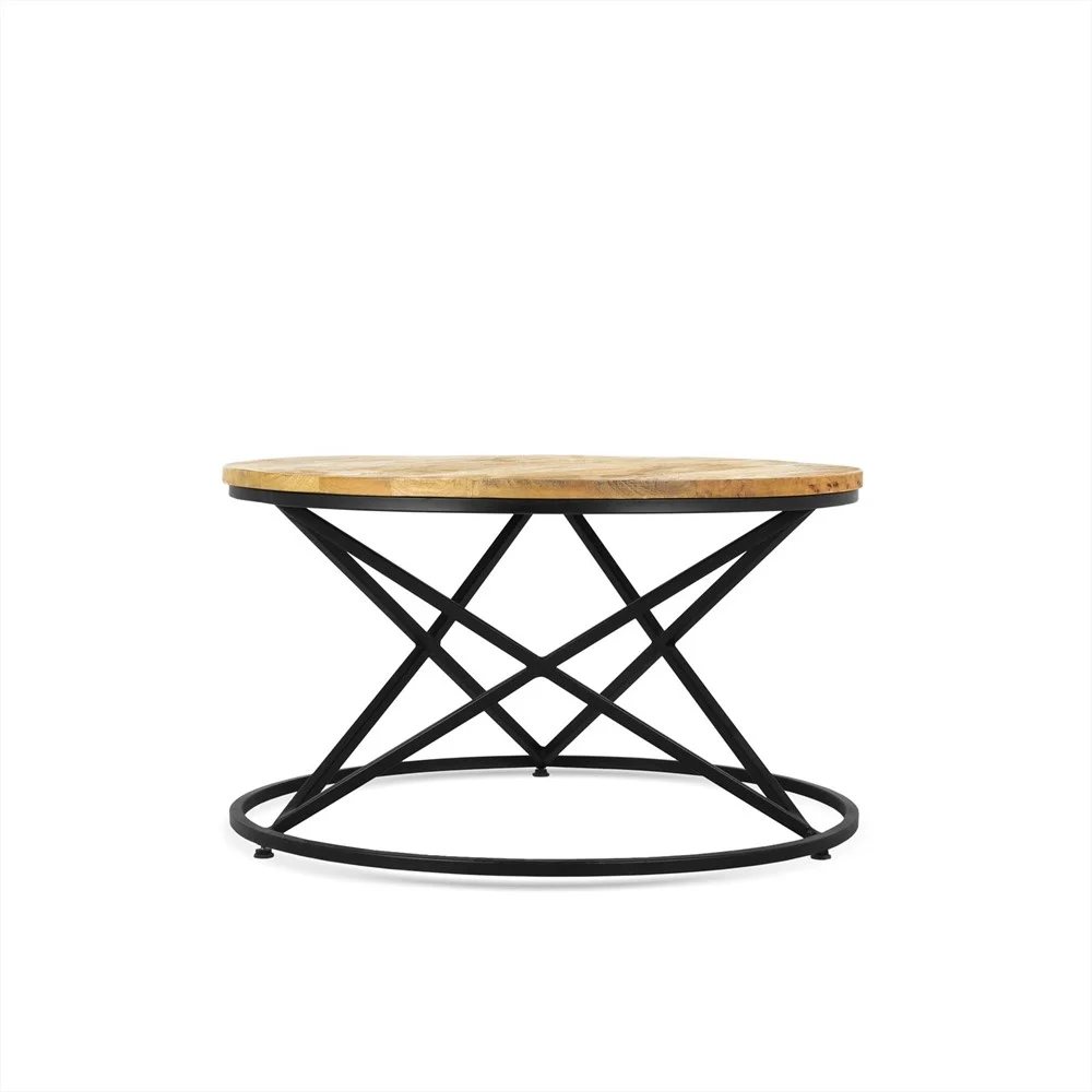 De Salontafel 70 x 70 CM Vierkant Design is een vierkante salontafel met een licht houten blad en zwart metalen onderstel met gekruiste steunen en een rond onderstel, afgebeeld tegen een effen witte achtergrond.