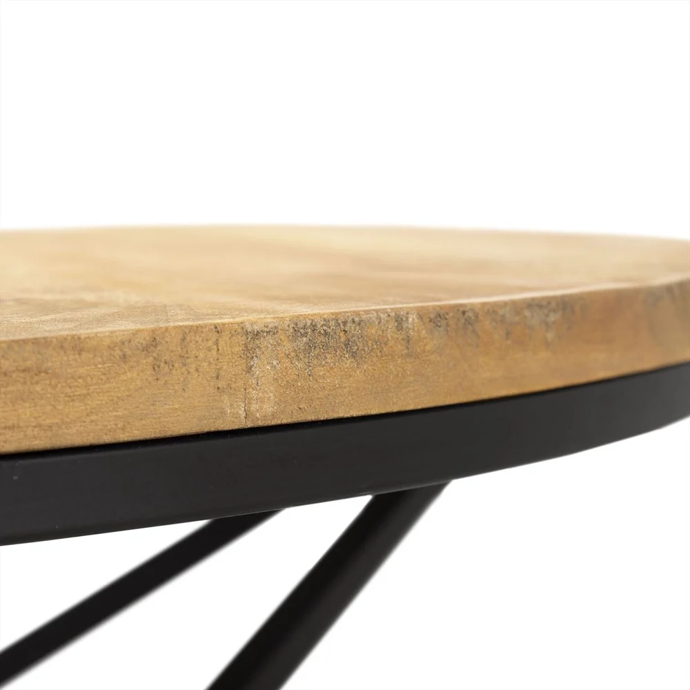 Close-up van de rand van de Salontafel 70 x 70 CM Vierkant Design, met een naturel houten tafelblad dat wordt ondersteund door een zwart metalen frame met schuine stangen.