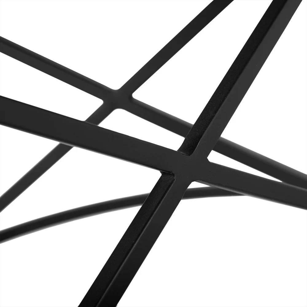 Close-up van elkaar kruisende zwarte metalen staven van de Salontafel 70 x 70 CM Vierkant Design, die een abstract geometrisch patroon vormen op een witte achtergrond.