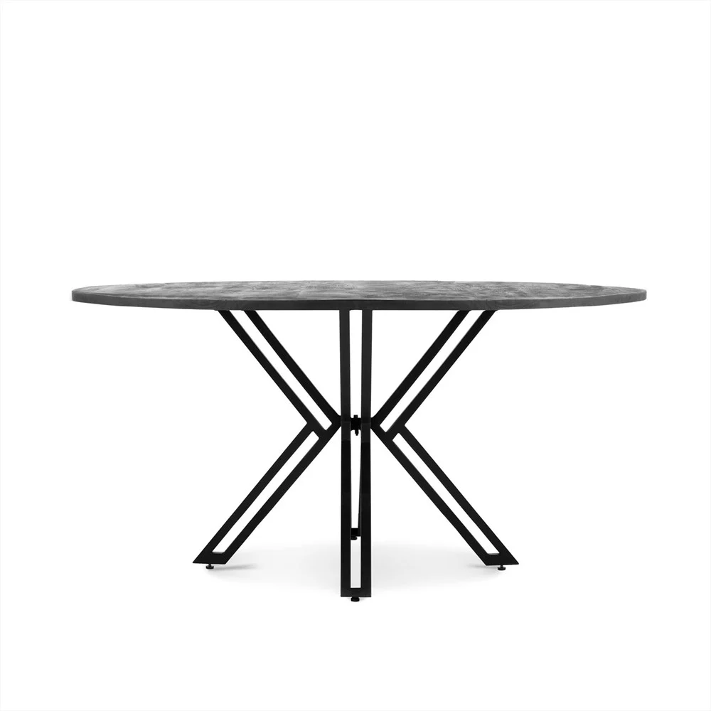 De Eettafel Rond Yana Zwart 140 is een ronde tafel met een donker, glad blad en een modern zwart metalen onderstel met kruisende schuine poten, tegen een effen witte achtergrond.