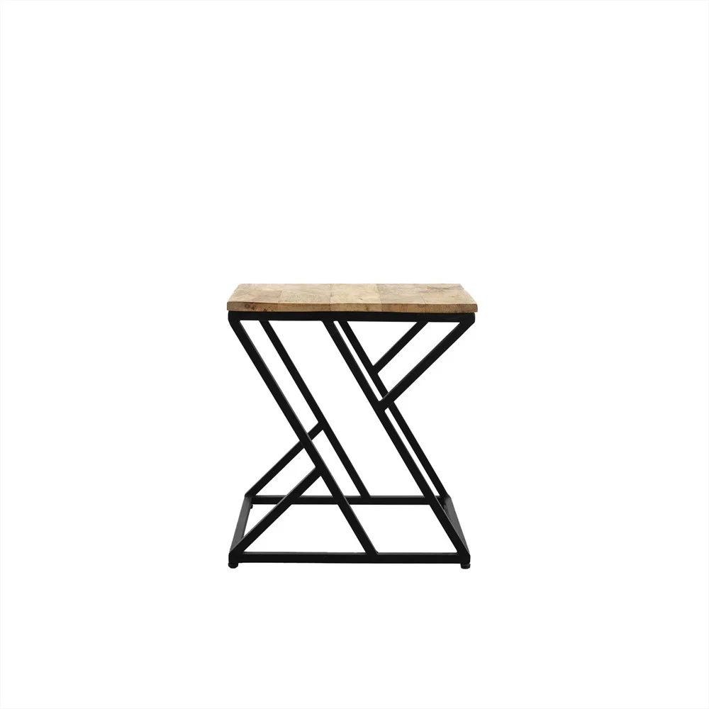 De Salontafel 40 x 45 CM Vierkant heeft een compact licht houten blad en een geometrisch zwart metalen frame met een hoekige, zigzag X-vormige basis, tegen een effen witte achtergrond.