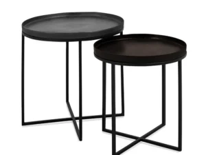 De bijzettafel Lieke Set van 2 bestaat uit twee moderne nesttafels met ronde bladen van zwart metaal en minimalistische zwarte poten. Eén tafel is iets groter en door de overlappende poten kunnen ze stijlvol in elkaar worden genest.